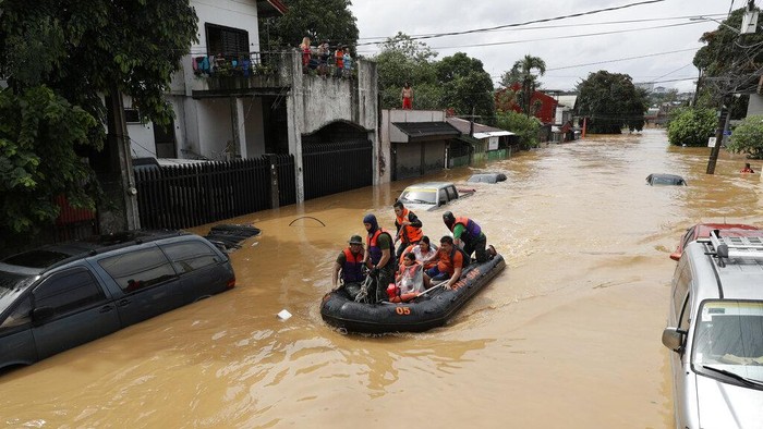 Topan Vamco menerjang kawasan di Filipina. Sejumlah warga terdampak topan tersebut dievakuasi ke tempat yang lebih aman.