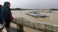 Banjir yang merendam kawasan Marikina tersebut cukup tinggi sehingga sebagian besar warga yang tinggal di area itu dievakuasi. AP Photo/Aaron Favila.