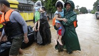 Sejumlah anak tampak dievakuasi ke tempat yang lebih aman dari tempat tinggal mereka yang terendam banjir akibat Topan Vamco. AP Photo/Aaron Favila.
