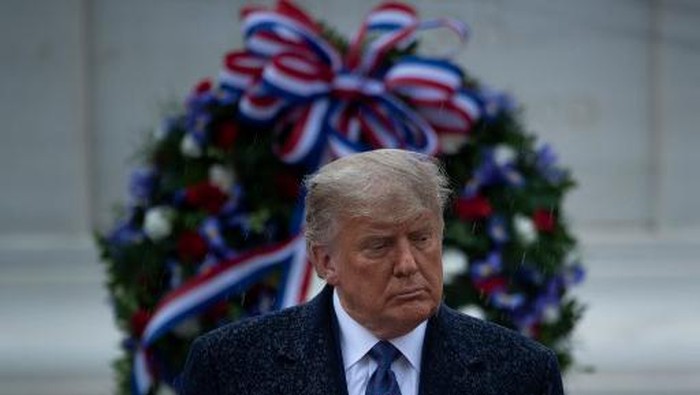US President Donald Trump attends a National Day of Observance wreath laying ceremony on November 11, 2020 at Arlington National Cemetery in Arlington, Virginia. - US President Donald Trump made his first official post-election appearance Wednesday for what should be a moment of national unity to mark Veterans Day, now marred by his refusal to acknowledge Joe Bidens win. The president visited Arlington National Cemetery, four days after US media projected his Democratic rival would take the White House. (Photo by Brendan Smialowski / AFP)
