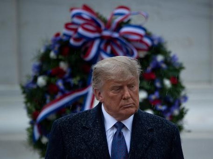 US President Donald Trump attends a National Day of Observance wreath laying ceremony on November 11, 2020 at Arlington National Cemetery in Arlington, Virginia. - US President Donald Trump made his first official post-election appearance Wednesday for what should be a moment of national unity to mark Veterans Day, now marred by his refusal to acknowledge Joe Bidens win. The president visited Arlington National Cemetery, four days after US media projected his Democratic rival would take the White House. (Photo by Brendan Smialowski / AFP)