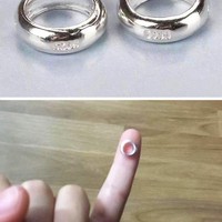 Makanya kalau mau menikah beli cincinnya di tempat yang terpercaya ya. Kalau cincinnya segede gini sih buat jari anak bayi juga nggak cukup kali.. Foto: Reddit