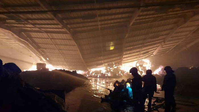 Proses pemadaman kebakaran gudang kapas di Bandung