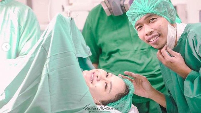 Proses Persalinan Anak Ketiga Dede Sunandar