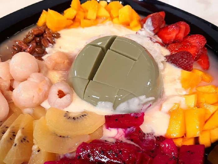 Puding Matcha dan Aneka Buah yang Manis Segar