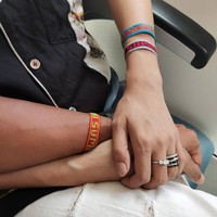 Inilah momen mesra lainnya yang ditunjukkan Ibnu Jamil saat di pesawat. Keamanan milik safety belt..kenyamanan milik tangan saya 🤪✌️ #siapbahagia, keterangan foto Ibnu Jamil di Instagram yang bikini netizen baper. Foto: Instagram