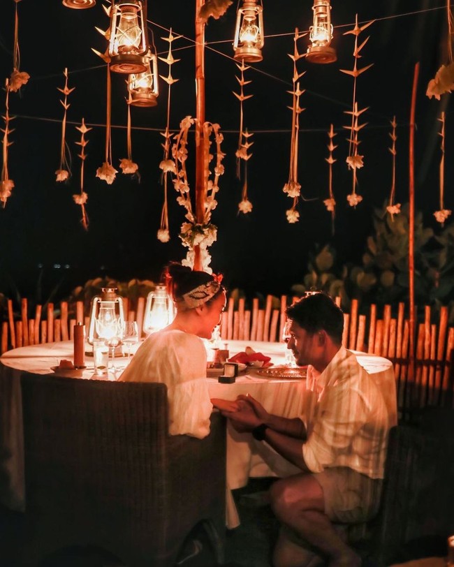 Pada saat liburan tersebut tampaknya Ibnu pun melamar Ririn Ekawati. Ada foto keduanya tampak melakukan makan malam bersama, dan Ibnu berlutut sambil memegang tangan aktris 38 tahun itu. Foto: Instagram