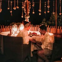 Pada saat liburan tersebut tampaknya Ibnu pun melamar Ririn Ekawati. Ada foto keduanya tampak melakukan makan malam bersama, dan Ibnu berlutut sambil memegang tangan aktris 38 tahun itu. Foto: Instagram