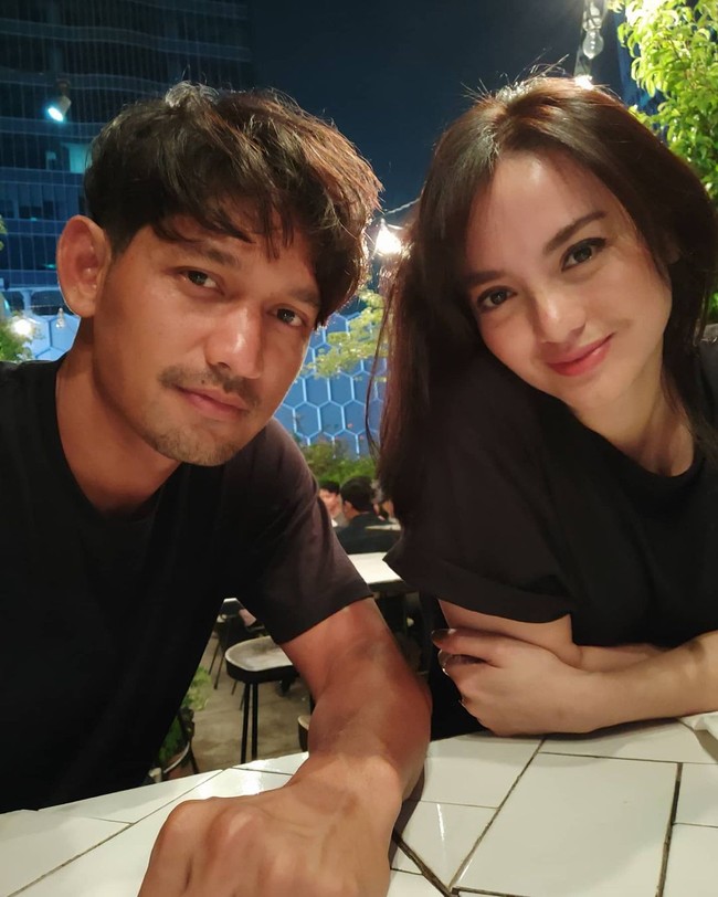 Dan inilah momen pendekatan Ibnu Jamil ke Ririn Ekawati. our 1st dinner (masih pedekate jon), tulis pria yang membintangi film Guru-guru Gokil itu. Foto: Instagram