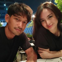 Dan inilah momen pendekatan Ibnu Jamil ke Ririn Ekawati. our 1st dinner (masih pedekate jon), tulis pria yang membintangi film Guru-guru Gokil itu. Foto: Instagram