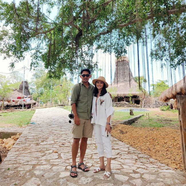 Pertama kali hubungan keduanya go public saat liburan ke Sumba. Ririn Ekawati dan Ibnu Jamil kompak memasang foto bersama di Instagram masing-masing pada 1 November. Foto: Instagram