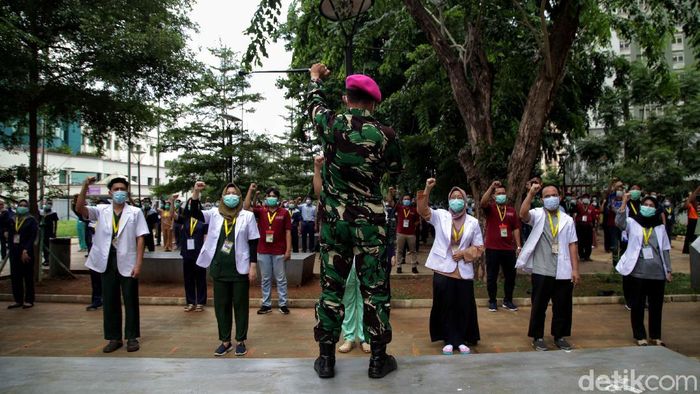 Riuh Tepuk Tangan Garda Terdepan Corona di Hari Kesehatan Nasional Sejumlah tenaga kesehatan dan non tenaga kesehatan di Rumah Sakit Darurat COVID-19 luangkan waktu untuk peringati Hari Kesehatan Nasional. Berikut potretnya.