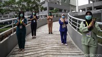 Sejumlah tenaga kesehatan dan non tenaga kesehatan menghadiri peringatan Hari Kesehatan Nasional (HKN) ke-56 di Rumah Sakit Darurat COVID-19 Wisma Atlet Kemayoran di Jakarta, Kamis (12/11/2020).
