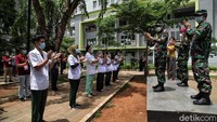 Sejumlah tenaga kesehatan dan tenaga non kesehatan ikut serta dalam kegiatan tepuk tangan selama 56 detik yang digelar di Rumah Sakit Darurat COVID-19 di area Wisma Atlet Kemayoran Jakarta.