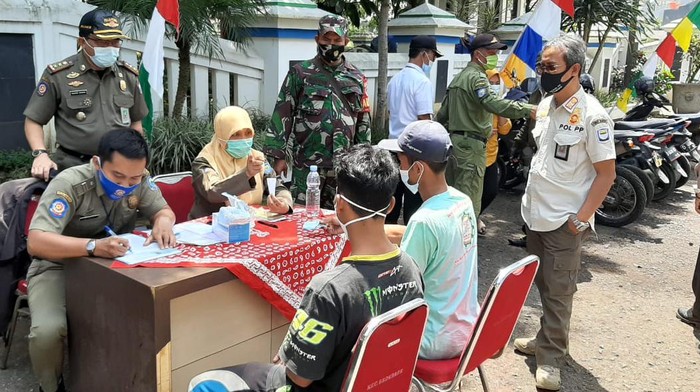 Satpol PP Sukabumi mulai menerapkan sanksi denda kepada pelanggar protokol kesehatan.