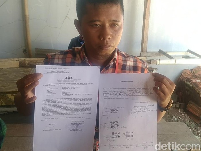 Seorang pria melapor kasus penipuan penerimaan CPNS ke polisi, Kamis (12/11/2020).