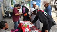 Beberapa pedagang tampak berjualan di jalan Petamburan 3.