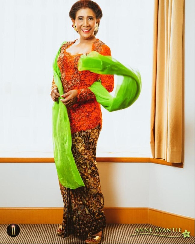 Untuk momen spesial tersebut, Susi Pudjiastuti mengenakan kebaya rancangan desainer favoritnya, Anne Avantie. Kebaya berwarna oranye yang dipermanis dengan selendang hijau terang menjadi pilihan Anne untuk pemilik Susi Air tersebut. (Foto: dok. Pribadi)