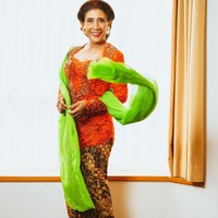 Untuk momen spesial tersebut, Susi Pudjiastuti mengenakan kebaya rancangan desainer favoritnya, Anne Avantie. Kebaya berwarna oranye yang dipermanis dengan selendang hijau terang menjadi pilihan Anne untuk pemilik Susi Air tersebut. (Foto: dok. Pribadi)