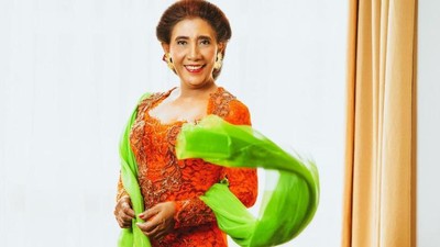 6 Gaya Susi Pudjiastuti Terima Penghargaan Jokowi, Kebayanya Dibuat 24 Jam