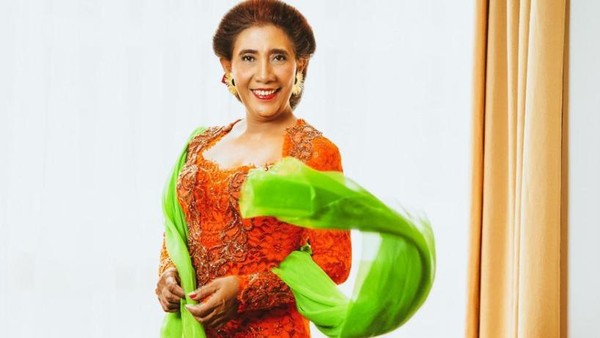 6 Gaya Susi Pudjiastuti Terima Penghargaan Jokowi, Kebayanya Dibuat 24 Jam