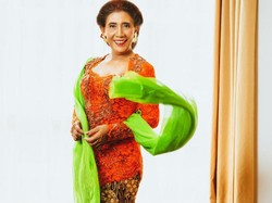 6 Gaya Susi Pudjiastuti Terima Penghargaan Jokowi, Kebayanya Dibuat 24 Jam