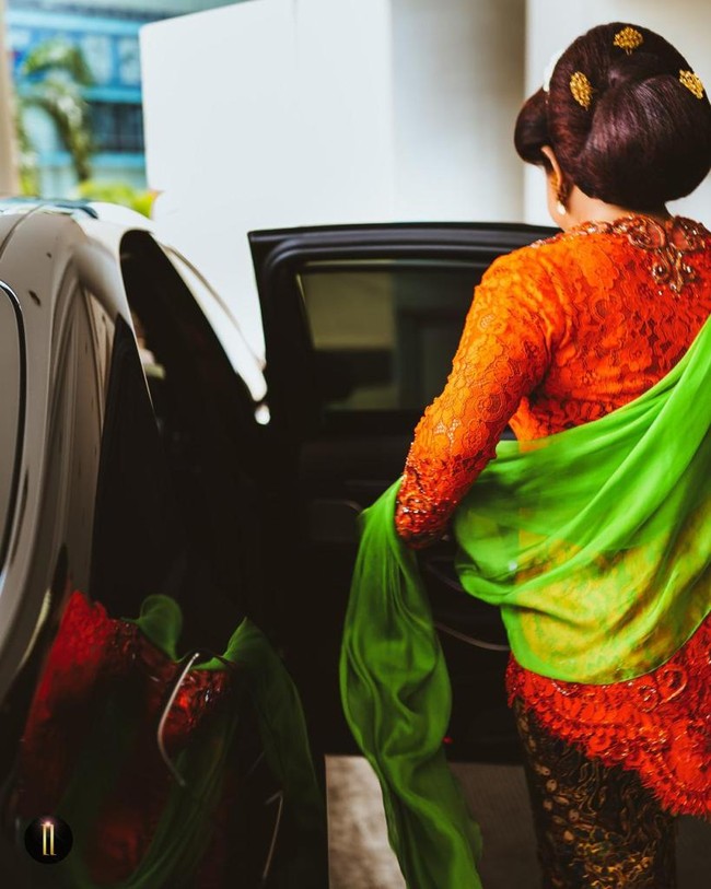 Bagi Anne, meski sudah cukup sering merancang kebaya untuk Susi, momen ini tetap meninggalkan kesan tersendiri. Bangga rasanya telah memberikan yang terbaik pada saat beliau menerima penghargaan  BINTANG MAHAPUTRA ADIPRANA  .. dan saya sungguh bangga selalu menjadi bagian dalam hari hari istimewa beliau,  tulisnya lagi. )Foto: dok. Pribadi)