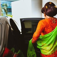 Bagi Anne, meski sudah cukup sering merancang kebaya untuk Susi, momen ini tetap meninggalkan kesan tersendiri. Bangga rasanya telah memberikan yang terbaik pada saat beliau menerima penghargaan  BINTANG MAHAPUTRA ADIPRANA  .. dan saya sungguh bangga selalu menjadi bagian dalam hari hari istimewa beliau,  tulisnya lagi. )Foto: dok. Pribadi)