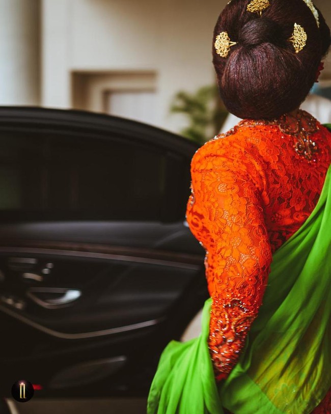 Pada bagian belakang kebaya, terdapat detail brokat keemasan yang meninggalkan kesan mewah dan elegan. (Foto: dok. Pribadi)