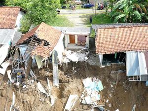 4 Rumah di Kebumen Tergerus Longsor, Posisinya Jadi Menggantung