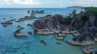 Keindahan alam nusantara di sisi terluar (bagian Utara Indonesia) ini terlihat sangat mengagumkan. Ratusan tumpukan bebatuan besar terhampar di sana.