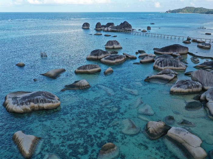 Taruni-taruni AAL tingkat III angkatan ke-67 mengunjungi situs geologi Alif Stone Park di Bunguran Timur, Kabupaten Natuna, Kepulauan Riau, Kamis (12/11/2020). Kegiatan tur kota yang menjadi bagian latihan praktek (Lattek) Kartika Jala Krida (KJK) 2020 dengan dukungan Satgas Pelayaran Operasi Bima Suci (OBS) 2020 itu dilakukan untuk menambah wawasan mengenai berbagai potensi daerah di Indonesia, khususnya kawasan terluar Nusantara. ANTARA FOTO/Aditya Pradana Putra/nz.
