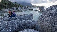 Meskipun demikian, ada juga sejumlah wisatawan yang juga asyik duduk di antara tumpukan batuan granit di perairan kawasan situs geologi Alif Stone Park di Bunguran Timur, Kabupaten Natuna, Kepulauan Riau, Kamis (12/11/2020).