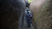 Satu persatu taruna AAL ini menyusuri gang sempit yang berada diantara tumpukan bebatuan besar. Eksotis!
