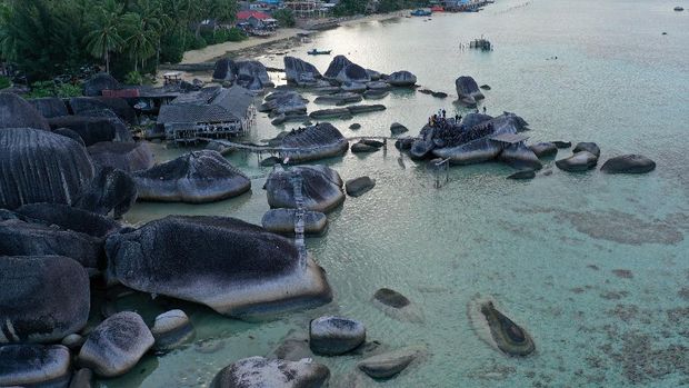 Taruni-taruni AAL tingkat III angkatan ke-67 mengunjungi situs geologi Alif Stone Park di Bunguran Timur, Kabupaten Natuna, Kepulauan Riau, Kamis (12/11/2020). Kegiatan tur kota yang menjadi bagian latihan praktek (Lattek) Kartika Jala Krida (KJK) 2020 dengan dukungan Satgas Pelayaran Operasi Bima Suci (OBS) 2020 itu dilakukan untuk menambah wawasan mengenai berbagai potensi daerah di Indonesia, khususnya kawasan terluar Nusantara. ANTARA FOTO/Aditya Pradana Putra/nz.