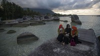 Biasanya warga sekitar atau wisatawan lokal yang mengunjungi Alif Stone Natuna ini unutk menikmati senja.