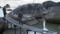 Para taruna ini mengunjungi situs geologi Alif Stone Park di Bunguran Timur, Kabupaten Natuna, Kepulauan Riau sebagai bagian dari tur kota yang juga menjadi latihan praktek (Lattek).