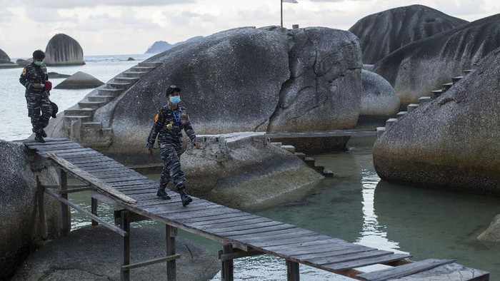 Taruni-taruni AAL tingkat III angkatan ke-67 mengunjungi situs geologi Alif Stone Park di Bunguran Timur, Kabupaten Natuna, Kepulauan Riau, Kamis (12/11/2020). Kegiatan tur kota yang menjadi bagian latihan praktek (Lattek) Kartika Jala Krida (KJK) 2020 dengan dukungan Satgas Pelayaran Operasi Bima Suci (OBS) 2020 itu dilakukan untuk menambah wawasan mengenai berbagai potensi daerah di Indonesia, khususnya kawasan terluar Nusantara. ANTARA FOTO/Aditya Pradana Putra/nz.