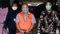 Tersangka kasus dugaan gratifikasi mantan Bupati Malang Rendra Kresna, Eryk Armando Talla (kanan) usai menjalani pemeriksaan di Gedung Komisi Pemberantasan Korupsi, Jakarta, Kamis (12/11/2020).