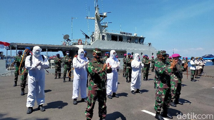 Tim medis dan TNI di Makassar tepuk tangan 56 detik