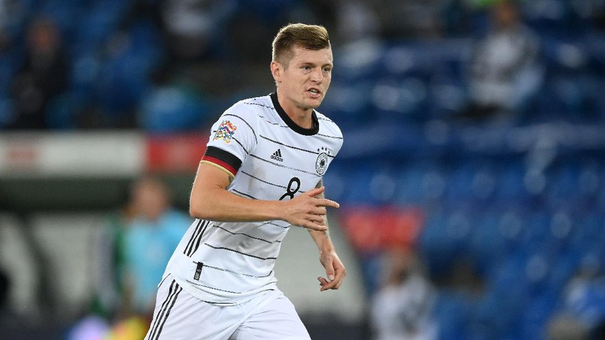 Gelandang Real Madrid asal Jerman, Toni Kroos, mengecam UEFA dan FIFA terkait banyaknya turnamen dan jadwal yang dirasa melelahkan para pemain. (Foto: Matthias Hangst/Getty Images)