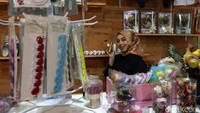 Beragam produk UMKM di Kota Bandung dari mulai makanan tradisional, kue, kopi, teh, hingga prodak fesyen dan kosmetik terpajang di galery URC ini.