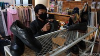 Pengunjung melihat barang-barang di UMKM Recovery Center (URC).