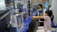 Guna mengantisipasi penyebaran virus Corona, sejumlah protokol kesehatan diterapkan di Kantor Imigrasi Kelas 1 Kemayoran, Jakarta Pusat.