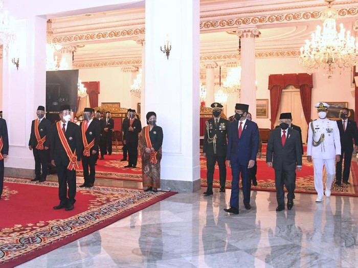 Upacara pemberian tanda jasa dan tanda kehormatan dari Presiden Jokowi.