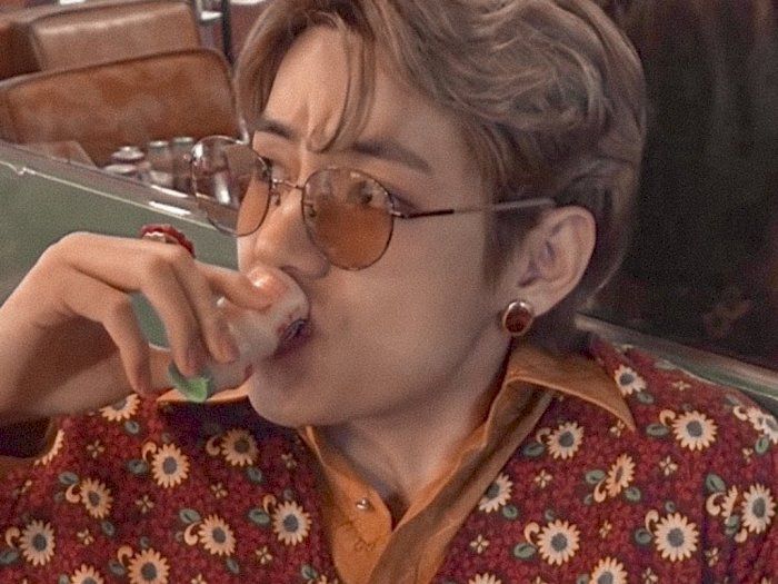 V BTS Minum Yakult