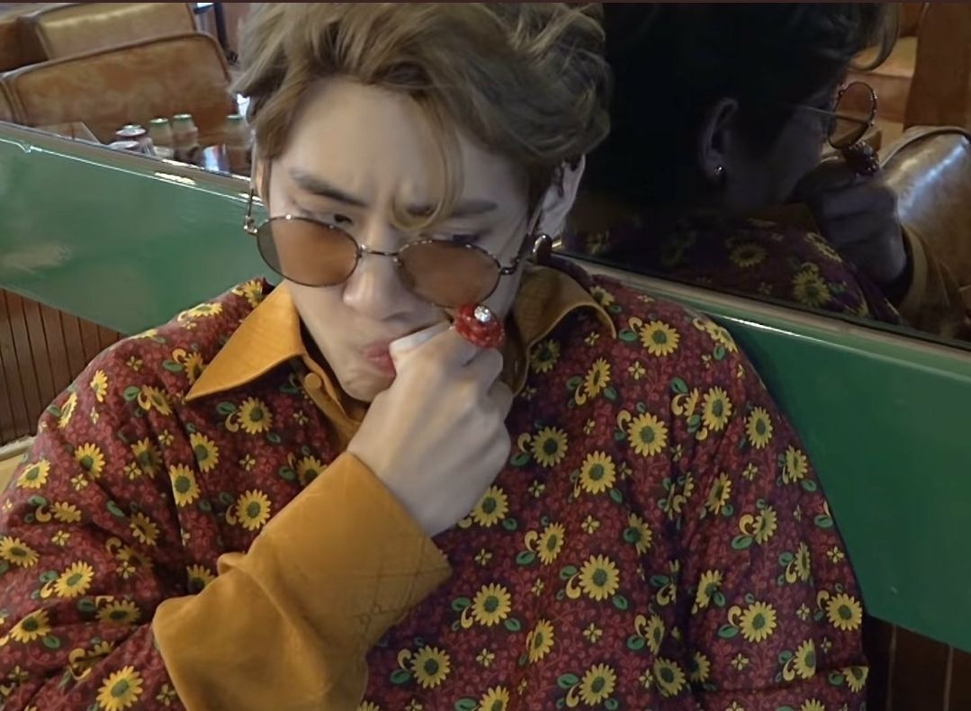 V BTS Minum Yakult