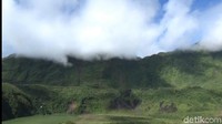 Panorama alam khas pegunungan bisa traveler dapatkan ketika berwisata ke kawah Gunung Galunggung di Tasikmalaya. Suasana kesejukan nan segar menghadirkan sensasi rileks bagi pengunjung.
