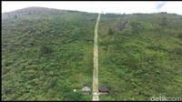 Keseruan berlanjut saat pengunjung hendak menuju Kawasan Bibir Kawah Gunung Galunggung. Pengunjung akan dihadapkan bentangan ratusan anak tangga yang eksotis.