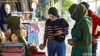 Hal itu dilakukan agar para pembeli memiliki waktu lebih panjang untuk berbelanja.